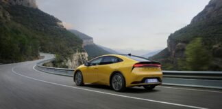 Toyota Prius 2025, nuove dotazioni e più efficienza
