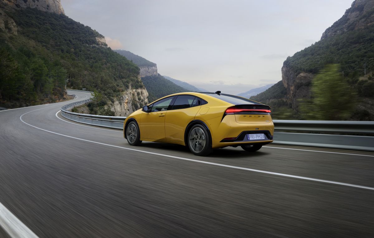 Toyota Prius 2025, nuove dotazioni e più efficienza Toyota Prius 2025, nuove dotazioni e più efficienza