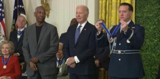 Biden consegna la medaglia della libertà. Tra i premiati Bono, Messi e Denzel Washington