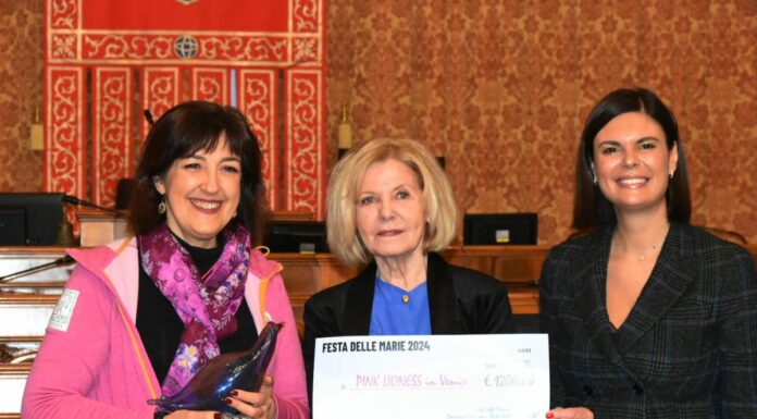 La presidente del Consiglio Damiano consegna alle Pink Lioness l’assegno del ricavato dell’asta di beneficenza “Il colombo immaginario”