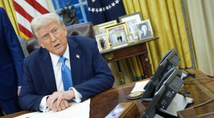 Usa, Trump firma ordine esecutivo per dazi a Cina, Canada e Messico