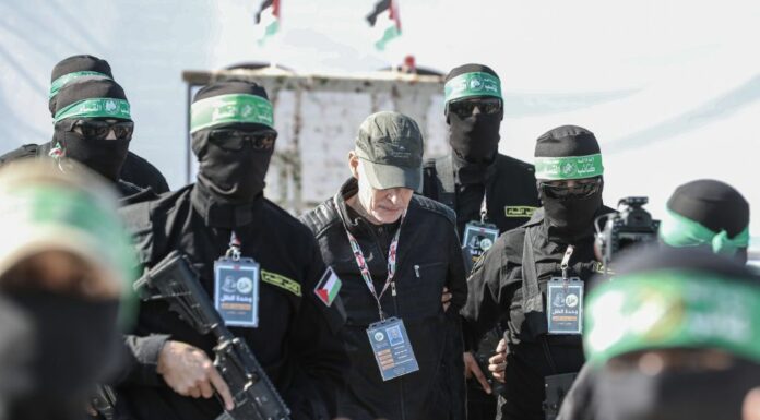 Hamas rilascia altri tre ostaggi, Israele libera 183 prigionieri palestinesi