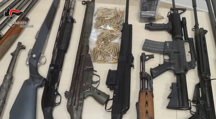 Armi da guerra e cocaina nascoste sottoterra a Gioia Tauro