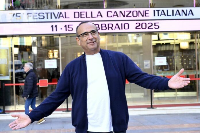 Sanremo, 75° Festival della Canzone Italiana 2025: Giornata di Prove. Carlo Conti posa davanti al teatro Ariston