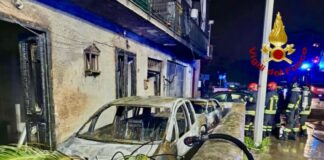 Palermo, tre persone intossicate e 20 evacuate per auto in fiamme