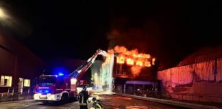 Reggio Emilia, incendio ditta alimentare. 40 vigili del fuoco al lavoro