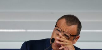 Sanremo stasera al via, Conti si commuove con il ricordo della mamma