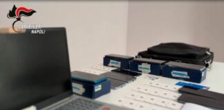 اكتشاف مركز لعمليات الاحتيال عبر الإنترنت في نابولي