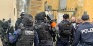 Monza, minaccia di darsi fuoco per non andare in giudizio. Bloccato