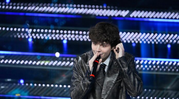 Sanremo, Settembre vince tra le Nuove Proposte. I Duran Duran infiammano l’Ariston. Nella top five Coma_Cose, Brunori, Irama, Olly, Gabbani