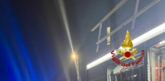 Milano, incendio nella notte a Lorenteggio. Grave un 53enne