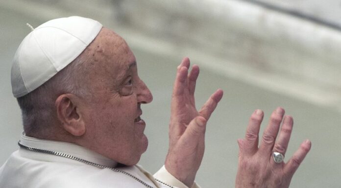 Per il Papa notte serena, colazione in poltrona