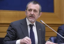 Caso Cospito, confermata la condanna a 8 mesi per Delmastro. L’ex sottosegretario “Andrò in Cassazione”
