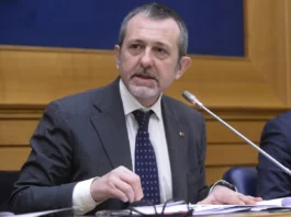 Caso Cospito, confermata la condanna a 8 mesi per Delmastro. L’ex sottosegretario “Andrò in Cassazione”