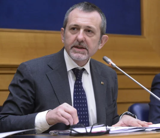 Caso Cospito, confermata la condanna a 8 mesi per Delmastro. L’ex sottosegretario “Andrò in Cassazione”