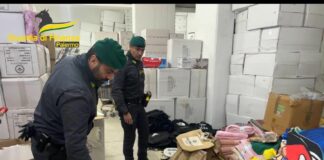 Palermo, pubblicizzavano abbigliamento e accessori contraffatti sui social e poi li vendevano nei negozi. Tre denunciati