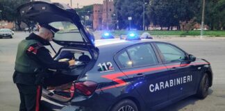 Minaccia e picchia la madre, arrestato romano di 45 anni