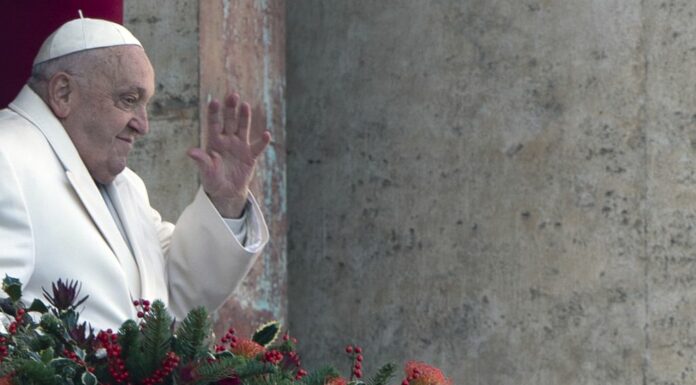 I medici “Il Papa non è fuori pericolo ma mantiene suo buonumore”