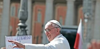 Le condizioni di Papa Francesco sono ancora critiche ma è vigile