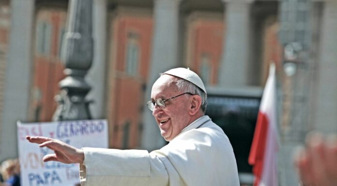 Le condizioni di Papa Francesco sono ancora critiche ma è vigile