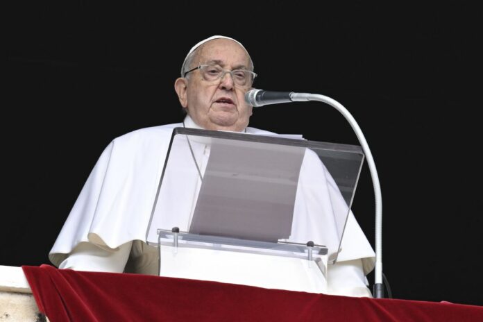 Roma, Papa Francesco durante la preghiera dell'Angelus