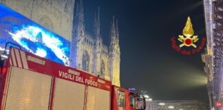 Milano, fumo in negozio H&M in piazza Duomo. Intervengono i Vvf