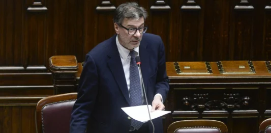 Attivazione della clausola di salvaguardia nazionale, Giorgetti alla Camera: “All’Ue chiederemo lo 0,6% per l’energia e lo 0,9% per la difesa”