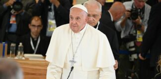 Per il Papa lieve miglioramento, rientrata l’insufficienza renale. Nella notte ha dormito bene