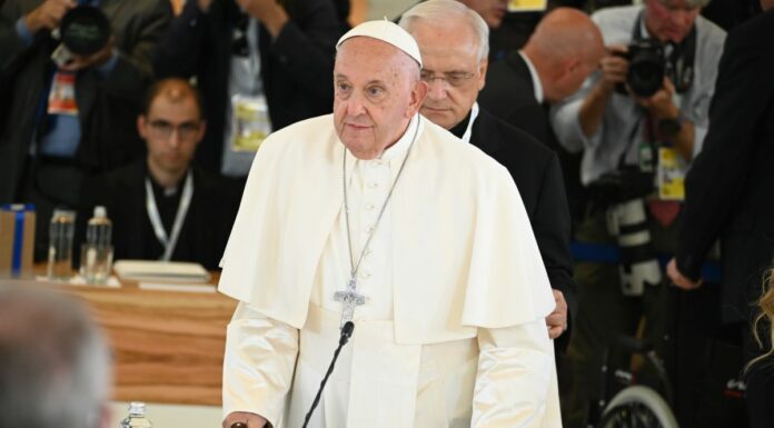 Per il Papa lieve miglioramento, rientrata l’insufficienza renale. Nella notte ha dormito bene