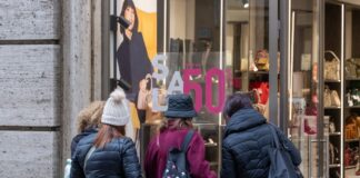 A febbraio migliora la fiducia dei consumatori ma cala tra le imprese