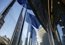 La Commissione Europea multa X per 120 milioni e accoglie l’impegno di TikTok sulla trasperenza