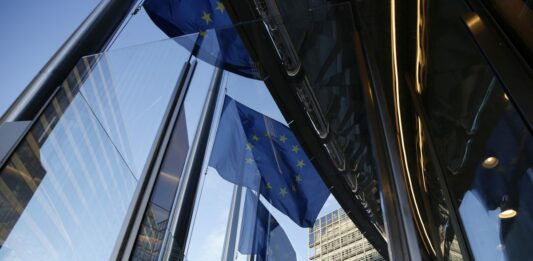 La Commissione Europea multa X per 120 milioni e accoglie l’impegno di TikTok sulla trasperenza