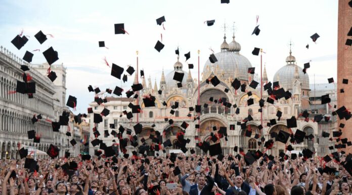 Giorno della laurea in Piazza San Marco, il 9 aprile la 50esima cerimonia con i tocchi al cielo