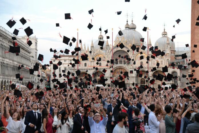 LAUREEINPIAZZAA16087