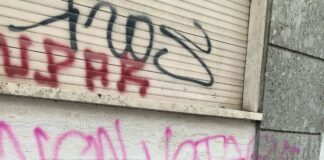 Imbrattato l’ufficio di Klaus Davi a Milano, “Non votare spara”