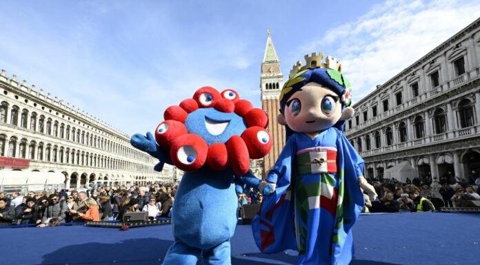 In piazza San Marco questa mattina Myaku Myaku, mascotte ufficiale di Expo 2025 Osaka, e Italia-chan, mascotte ufficiale del Padiglione Italia a Expo 2025 Osaka