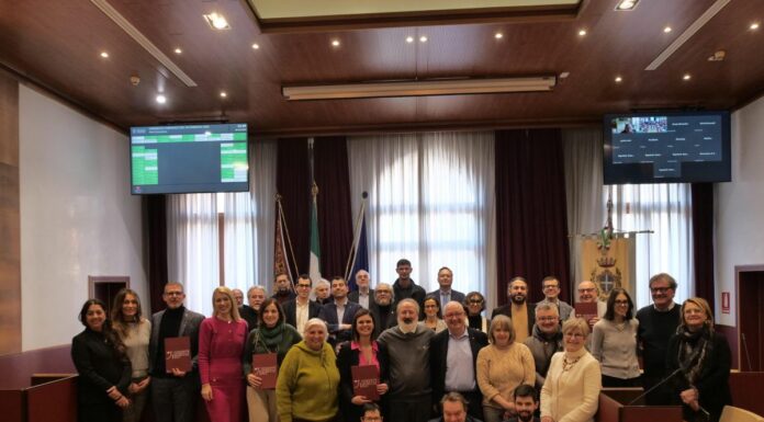 Venezia capitale mondiale della pace: consegnato al Consiglio comunale e alla Giunta il francobollo congiunto Italia-Vaticano