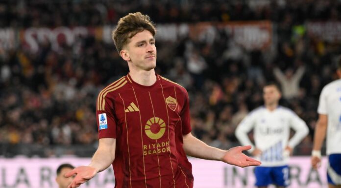 La Roma piega il Como 2-1 con Saelemaekers e Dovbyk