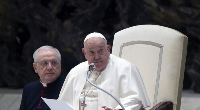Il Papa in condizioni stabili e manda messaggio audio “Grazie per le preghiere”