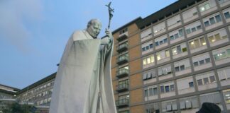 بابا الفاتيكان استيقظ في الثامنة بعد ليلة هادئة