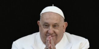 Condizioni stazionarie per Papa Francesco. Terapie, preghiera e riposo