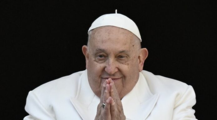 Condizioni stazionarie per Papa Francesco. Terapie, preghiera e riposo