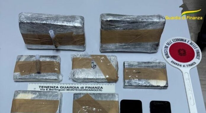 Sequestrati 4,5 kg di droga, arrestato corriere calabrese