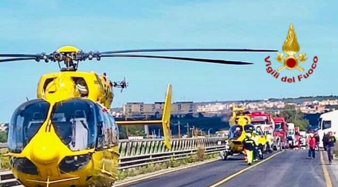 Scontro frontale nel siracusano, tre morti e otto feriti