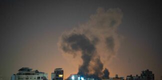 إسرائيل تشن غارات على غزة.. وحماس تستأنف البحث عن جثث الرهائن