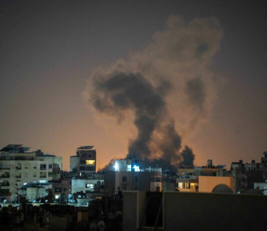 إسرائيل تشن غارات على غزة.. وحماس تستأنف البحث عن جثث الرهائن