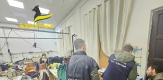 Aziende tessili “apri e chiudi”, chiusa impresa illegale nel Varesotto