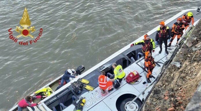 Bus turistico precipita dal ponte in centro a Torino, morto autista