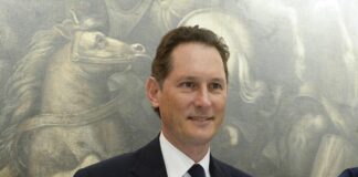 Ferrari, Elkann “2024 brillante, entusiasmo per Hamilton”