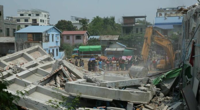 In Myanmar si scava tra macerie alla ricerca di sopravvissuti al terremoto